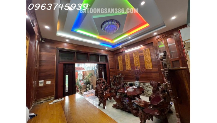 Nhà nội thất gỗ cao cấp, 114m2, 3 tầng, 8.25 tỷ, Hiệp Bình Phước